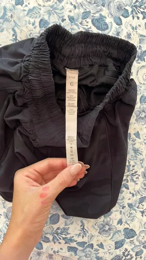 Black camo Lululemon shorts Size 0 thumbnail 3