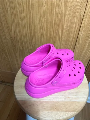 CROCS Kids Classic Clog in Vibrant Hot Pink thumbnail 4