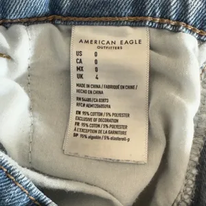 343 | American Eagle Mom Short Light Wash‎ High Rise Pleated Cuffed Denim Size 0 thumbnail 5