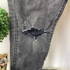 American Eagle Women's 77 Black Distressed Mom Jeans NEW 8 thumbnail 4