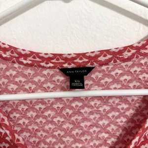Ann Taylor red and white 100% linen floral motif short sleeve tee, size XS thumbnail 2