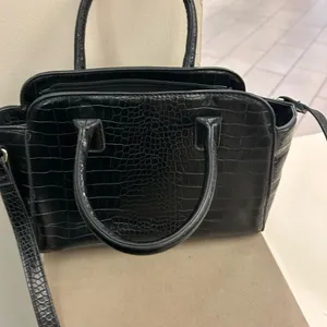 Purse Elegant Black Crocodile-Embossed -Preowned condition-see pictures-nice! thumbnail 2