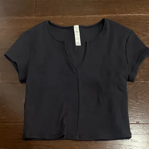 ⭐️ALO Yoga Black Ribbed TSHIRT thumbnail 1