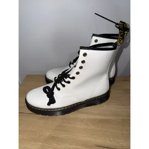 Dr. Martens BRAND NEW WOMAN AIR WAIR ZAVALA COMBAT BOOTS - SIZE 7 thumbnail 5