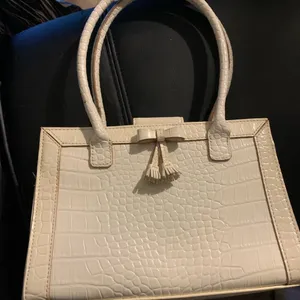 Preloved Liz Claiborne vintage 90’s faux leather‎ cream purse thumbnail 2