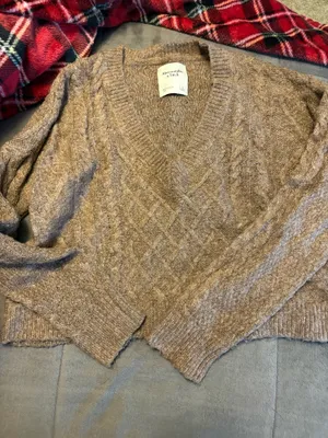 Abercrombie sweater cropped thumbnail 1