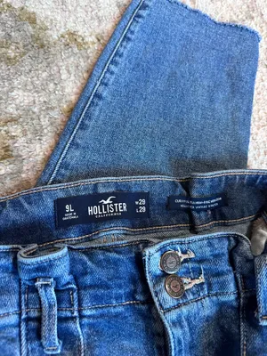Hollister Curvy Ultra High Rise Mom Jeans thumbnail 3