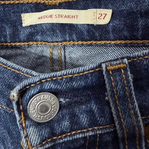 Levi's Premium Wedgie Straight Jeans Dark Wash Button Fly Raw Hem Size 27 thumbnail 5