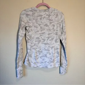 Lululemon Grey Camo Print Long Sleeve Shirt Womens 6 Athletic Fall Cozy Runners thumbnail 6