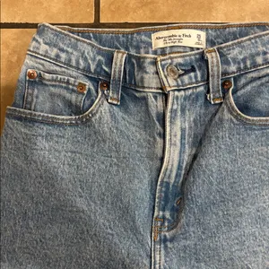 Abercrombie 90s Straight Ultra High Rise Jeans in Curve Love thumbnail 2