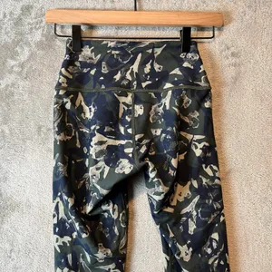 Peloton‎ Women’s Size Small Tie Dye Reversible Leggings Black Green thumbnail 6