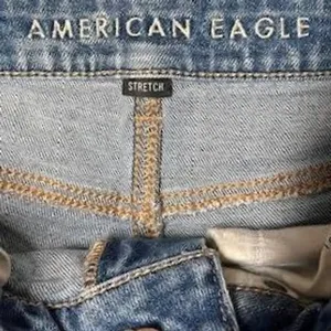 American Eagle Mom Straight Jean Distressed‎ Size 6 Blue thumbnail 3