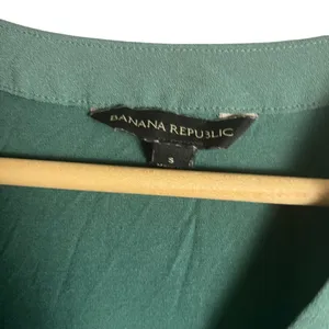 Banana Republic Solid Green Cap Sleeve V-Neck Crepe Popover Blouse Size Small thumbnail 4