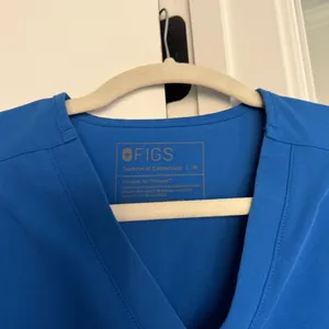 Figs Blue Top Short Sleeve Technical V Neck‎ Scrubs Shirt thumbnail 3