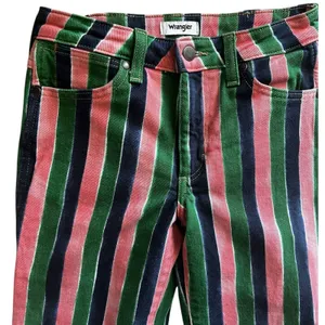 Wrangler Wanderer Mid Rise Bell Bottoms in sandía stripe size 24 thumbnail 4