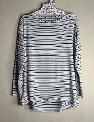 Lululemon Back In Action Long Sleeve Cut Back Stripe White Black size 8 thumbnail 1