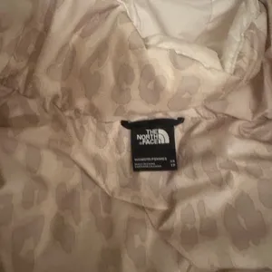 The North Face White Puffer Jacket thumbnail 4