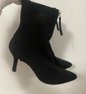 Black low boots Size 8.5 thumbnail 1
