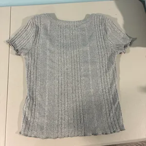 Almost Famous Heather Gray Ribbed Knit Henley Crop Top Size M Short Sleeve thumbnail 3