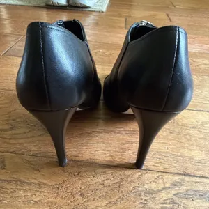 Michael Kors MK 7.6 M Black Leather Ankle Boots Front Zipper Pointed Toe Witchy thumbnail 9
