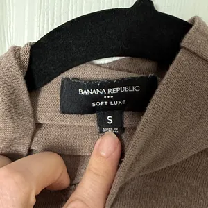 Lightweight mock neck soft luxe banana republic Tee in Taupe small thumbnail 2