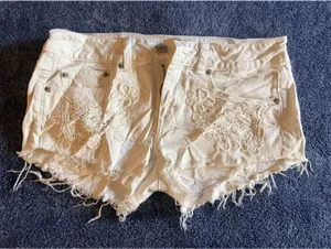 American Eagle White Denim Shorts with Floral Embroidery and Frayed Hem Size 4 thumbnail 6