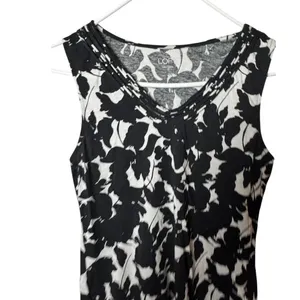 LOFT Women's Sleeveless Black and White Blouse Sz XS thumbnail 2