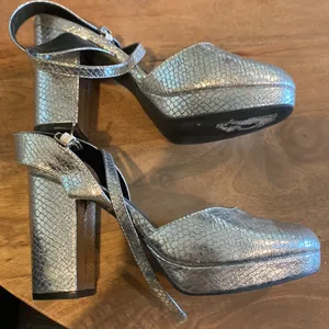 Silver Women's Platform Heels Size 9 thumbnail 4