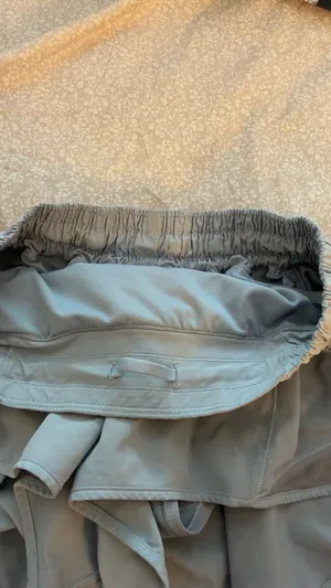 Lululemon Hotty Hot 2.5" Shorts Low-Rise thumbnail 4
