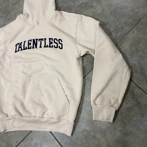 TALENTLESS Beige Pullover Hoodie Sweatshirt Graphic Print Casual Preppy Sz M thumbnail 4