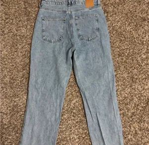 ZARA High Rise Straight Leg Jeans with Raw Hem – Size 6 / 28 thumbnail 3
