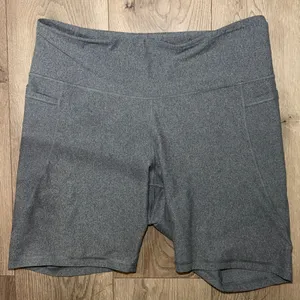 Pre-Owned Old Navy Active Powersoft High-Rise Gray Bike Shorts Go-Dry Size XL thumbnail 1