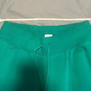 Nike Women's Phoenix Fleece Oversized Pant in Malachite/Sail thumbnail 9