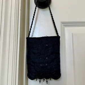 Vintage Handbag with Floral Stitching & Beading - Beaded Twist Handle! 🖤🖤 thumbnail 4