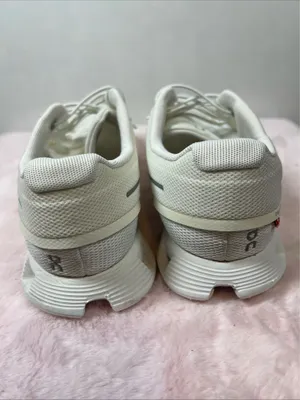 On Cloud Running Shoes White8.5 thumbnail 3