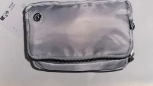 lululemon Everywhere Crossbody Bag 2L  thumbnail 2