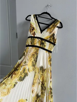 Karen Millen Pleated Floral Bodice Detail Woven Maxi Dress thumbnail 7