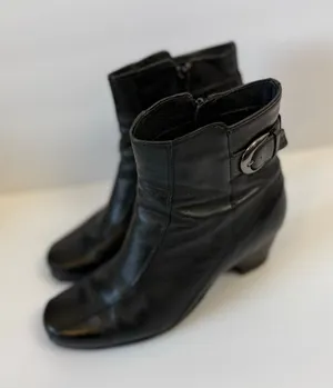 Clarks Artisan Dara Black Leather Ankle Bootie Heels Buckle Side Zip Women's 7.5 thumbnail 1