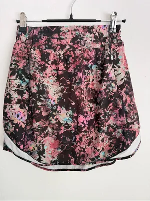Lululemon Hotty Hot High Rise Skirt Skort Black Stencil Blossom Size 4 W8AF2T thumbnail 2