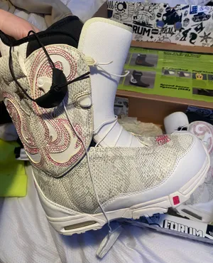 Snowboard Boots White Size 8 thumbnail 1