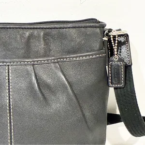 Coach Soho Crossbody Bag Swing Pack Black‎ Leather Pleated Handbag thumbnail 2