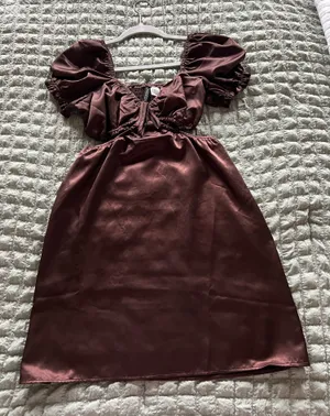 Brown dress with a V-neckline and ruffle sleeves. Size: S #h&m #party #satin thumbnail 1