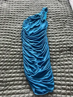 SheIn Sleek one-shoulder dress in a vibrant blue with elegant ruching. Designed to flatter the silhouette with gathered detailing. Perfect for evening events or special occasions. Easy to style with heels and minimal accessories. thumbnail 4