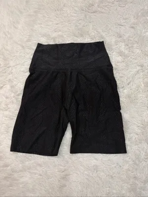 Beyond yoga Women's High-Waist Black Textured Bike Shorts thumbnail 2