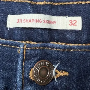 Levis 311 Womens Size 32x30 Shaping Skinny Jeans Distressed Dark Wash Stretch thumbnail 4