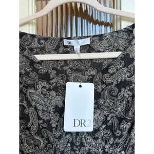 DR2 Womens Paisley Smocked Waist Peplum Blouse Top Black White Size XS ‎ NEW thumbnail 3