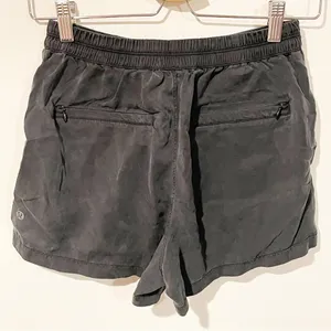 Lululemon‎ Womens Size 4 Black Solid Pull On Pleat Front Tencel Keepsake Shorts thumbnail 4