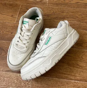 Reebok White Women’s Sneakers 8.5 thumbnail 1