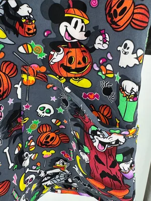 Disney Women’s Multicolor Halloween Print V-neck scrub top Mickey goofy S new thumbnail 9