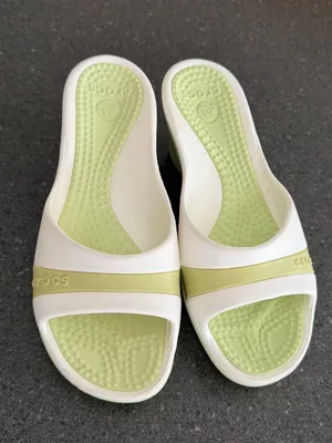 CROCS White Slide Sandals with Light Green Footbed size 7 thumbnail 2